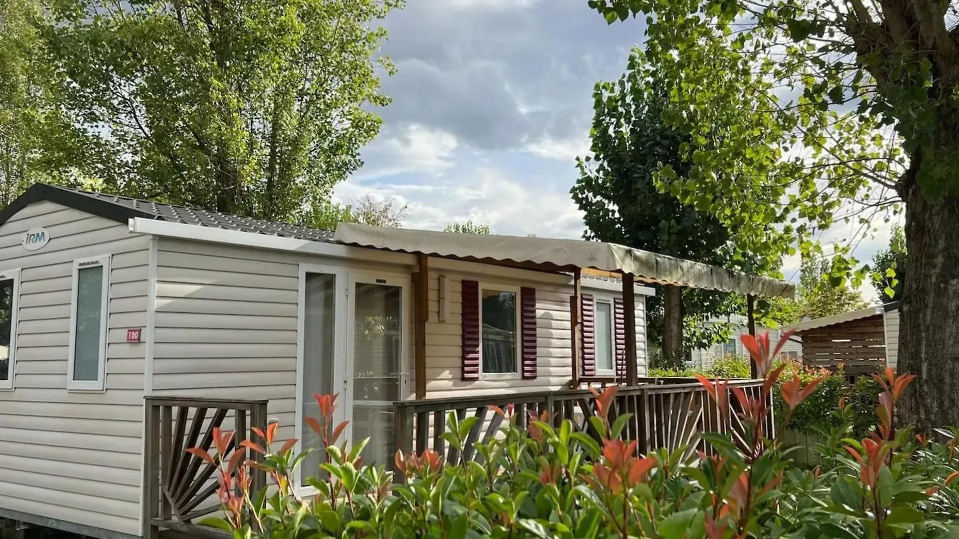 Holiday home Bungalow Agreable Dans Camping A Condrieu Avec Piscine Partagee